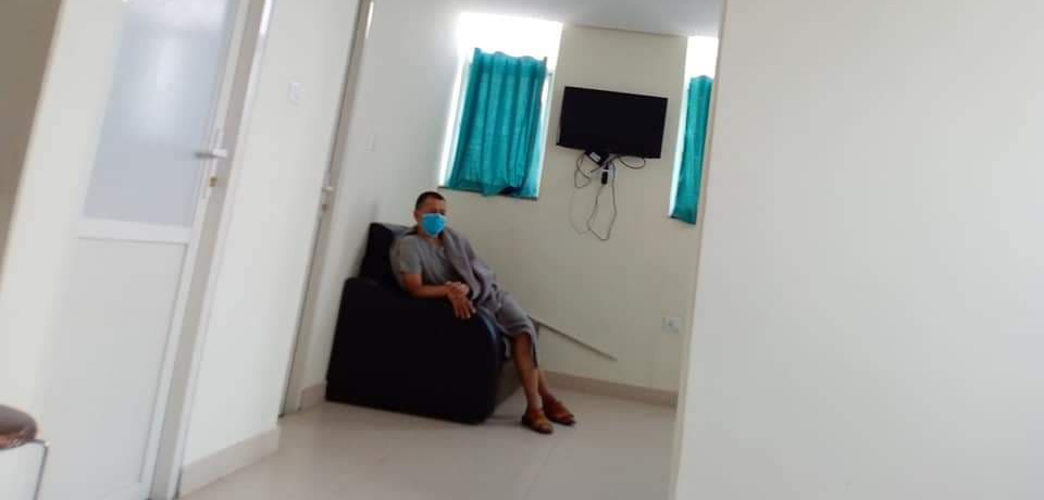 अस्पतालमा उपचाररत सांसद खिम विक्रम शाही। तस्वीर–कृष्ण थापाको फेसबुकबाट ।